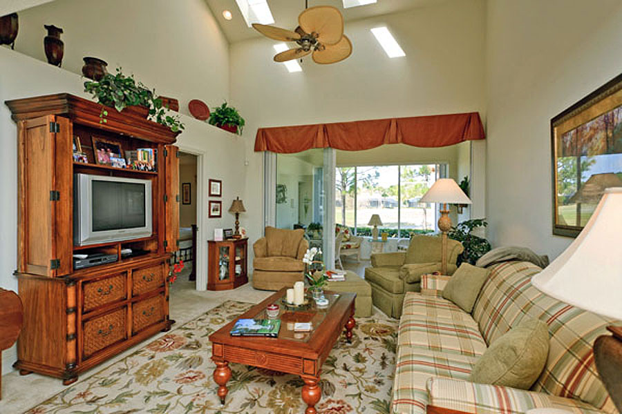 Airport Community and Hangar Homes for sale, Airport Condos for sale, Homes for sale on a golf